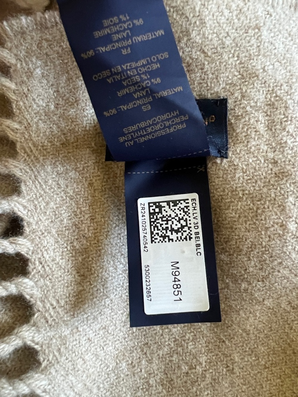 Authentic Louis Vuitton “3D LV” wool monogram scarf - Picture 8 of 8